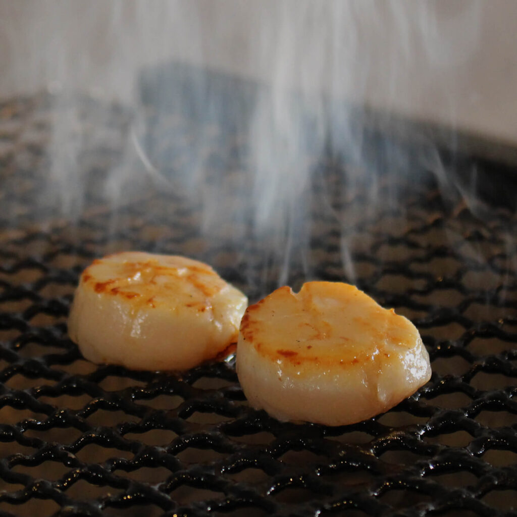旬の食材を炭火で焼き上げます。